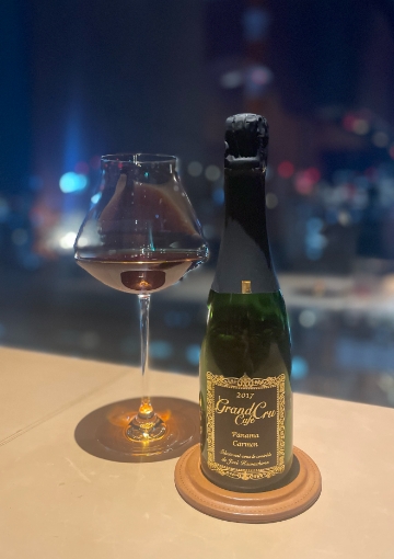 シャトーバカラワイングラスに淹れる至高のアイスコーヒーをご提供